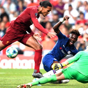 Chelsea’s English striker Tammy Abraham (C) vies for the ball with Liverpool’s Dutch defender Virgil van Dijk (L) and Liverpool’s Spanish goalkeeper Adrian during the UEFA Super Cup 2019 football match between FC Liverpool and FC Chelsea at Besiktas Park Stadium in Istanbul on August 14, 2019. Bulent Kilic / AFP