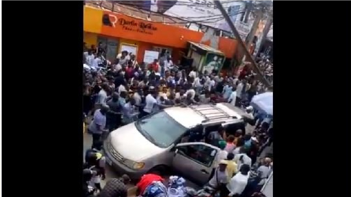 Angry mob confronts SARS officials at Computer Village in Lagos