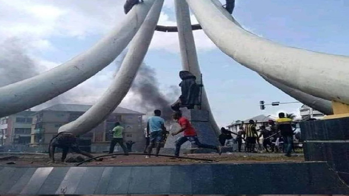 Angry youths burn Nnamdi Azikiwe’s statue in Anambra, blame him for championing one Nigeria