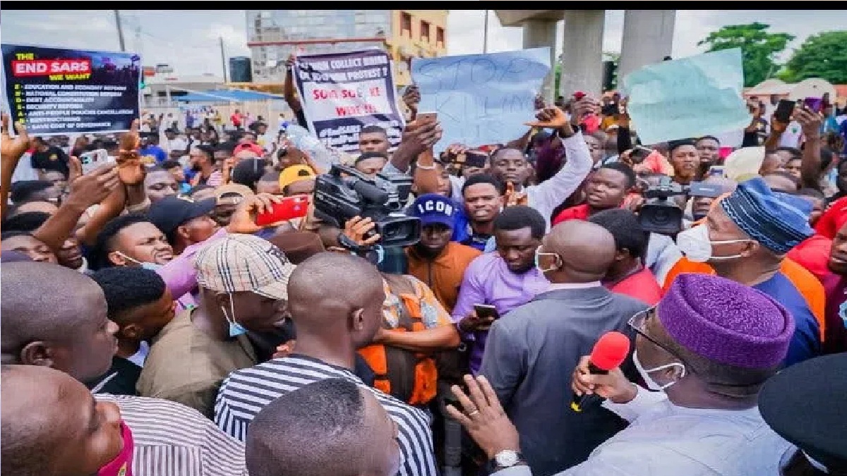 #EndSARS protests in Ekiti and forced Fayemi to stop and address the protesters