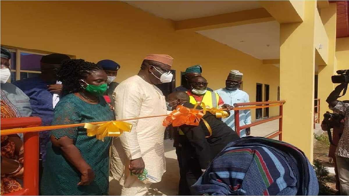 Fayemi Painting, commissioning Oja Oba Market constructed by Fayose – PDP