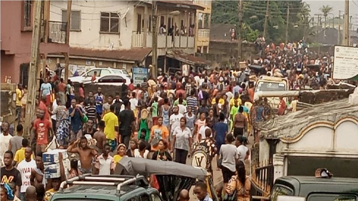 One dead as hoodlums loot COVID-19 palliative items in Edo warehouse
