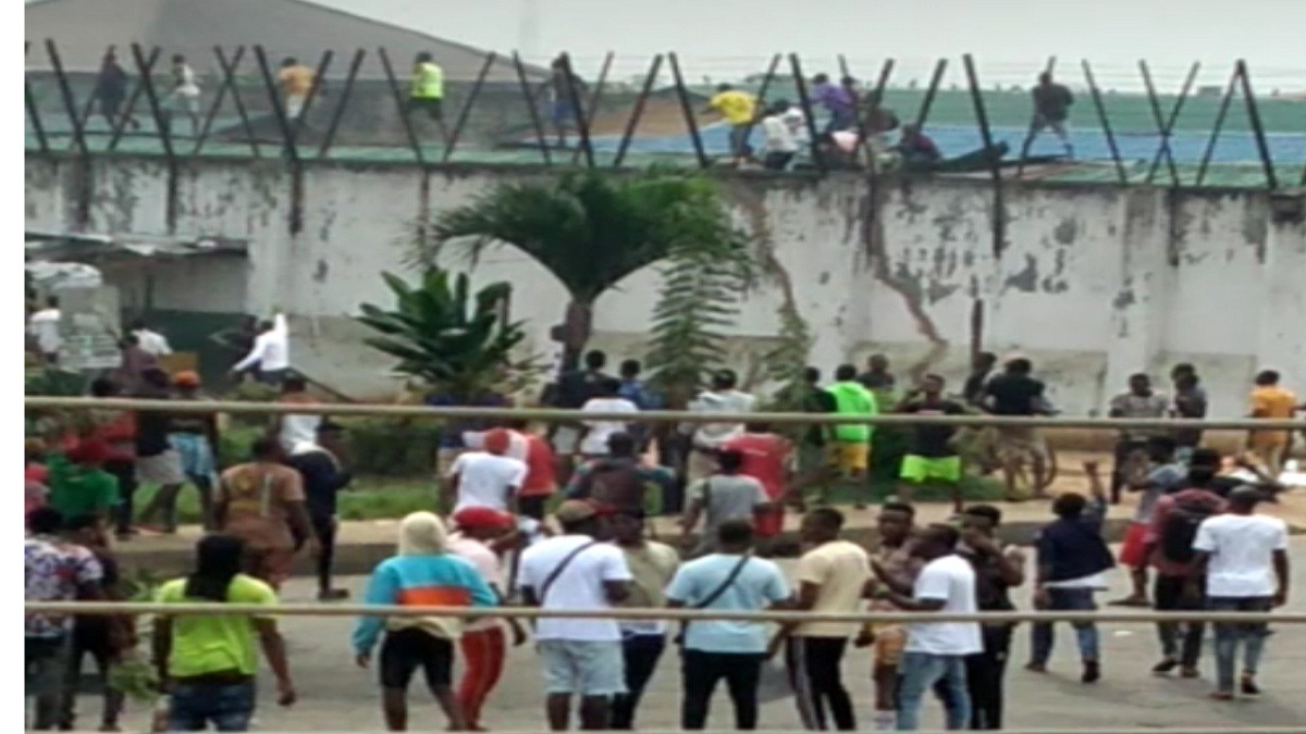 Protesters break Benin prisons, free inmates