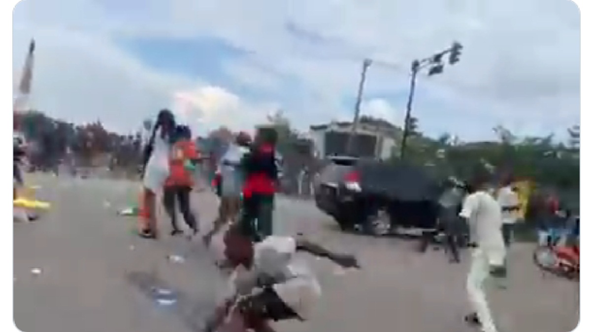 Armed Thugs attack Gov Oyetola’s convoy in Osogbo