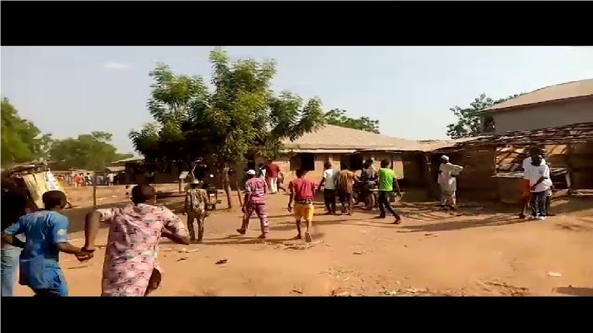 Sunday Igboho led supporters, chase Fulanis out from Igbangan in Oyo