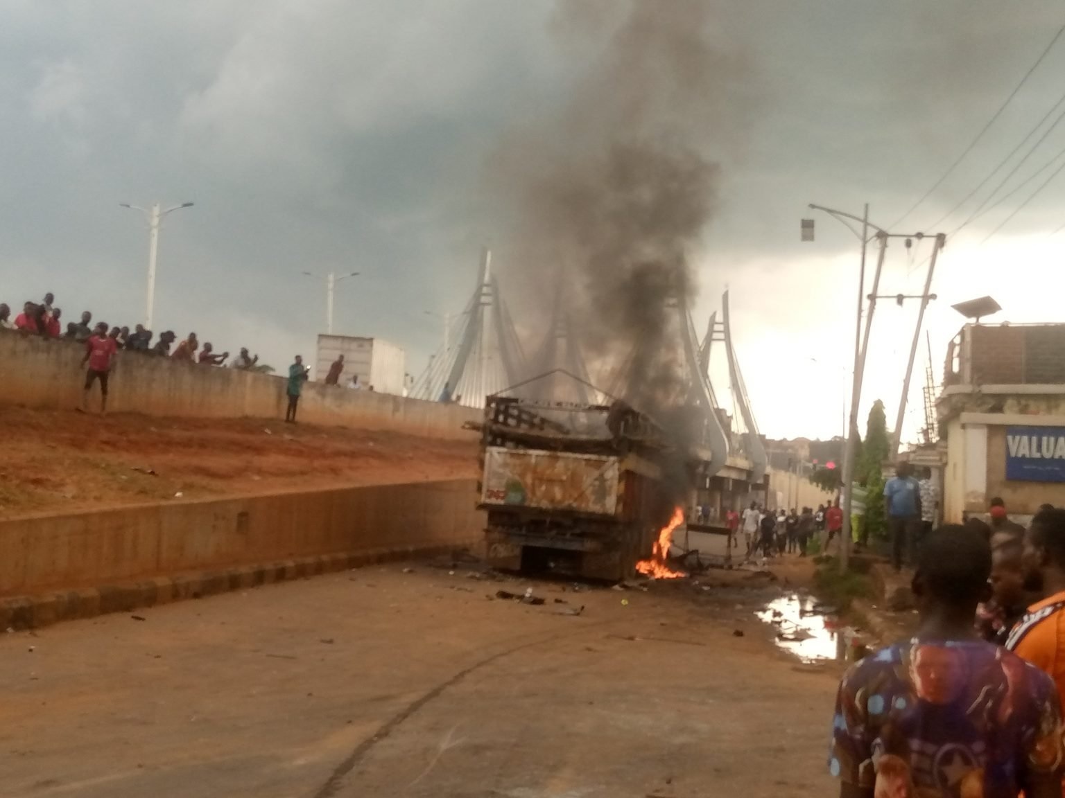 Angry youths set trailer loaded with Fulani cows on fire in Anambra