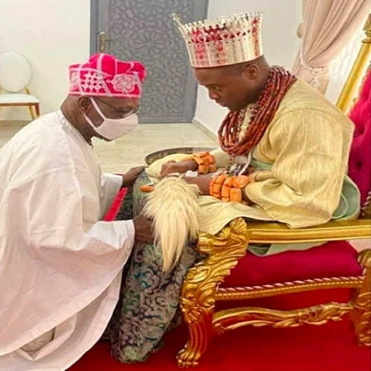 Obasanjo kneels before new Olu of Warri