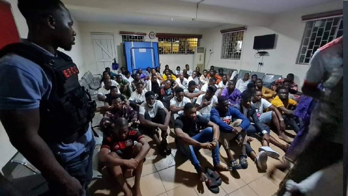 EFCC arrests 60 yahoo boys