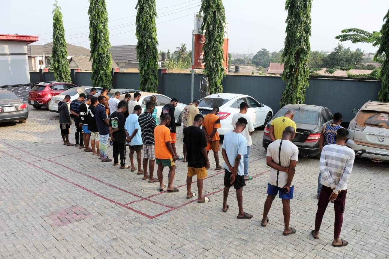 EFCC arrests 26 yahoo boys in Ibadan