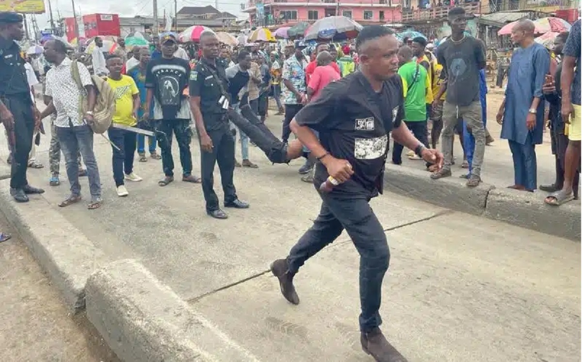 Mob beat policeman in Lagos