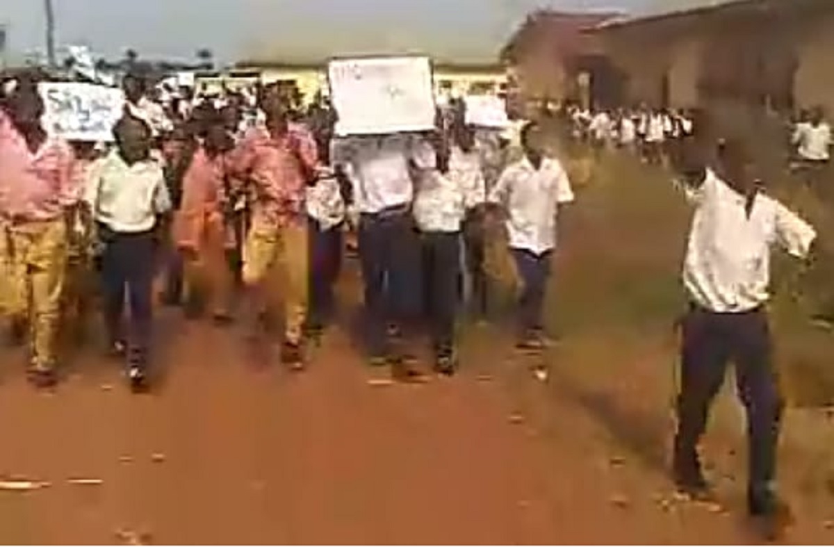 Federal secondary School Usi Ekiti protest over teachers
